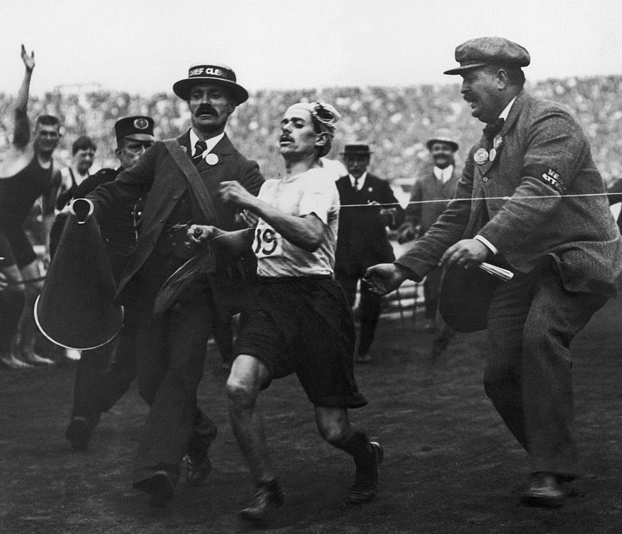 Suci pomažu Dorandu Pietriju pri kraju olimpijskog maratona 1908. u Londonu