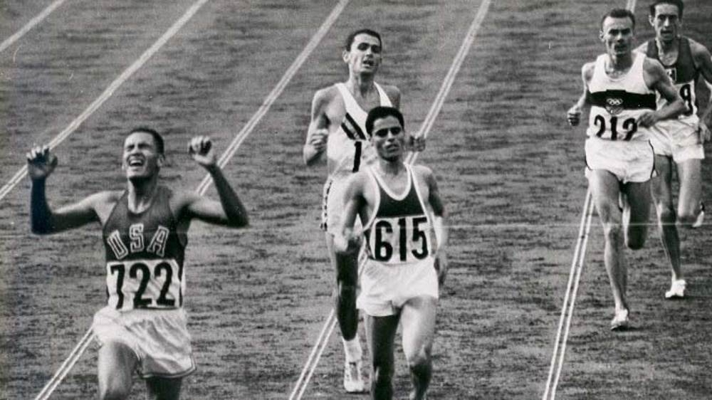 Billy Mills (722) slavi senzacionalnu pobjedu u olimpijskom finalu utrke na 10.000 metara na OI 1964. (Olimpijske igre 1964)