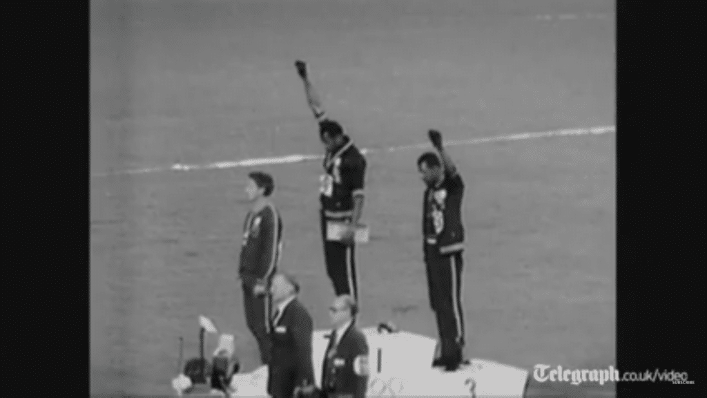 Tommie Smith i John Carlos na olimpijskom postolju s visoko uzdignutim šakama