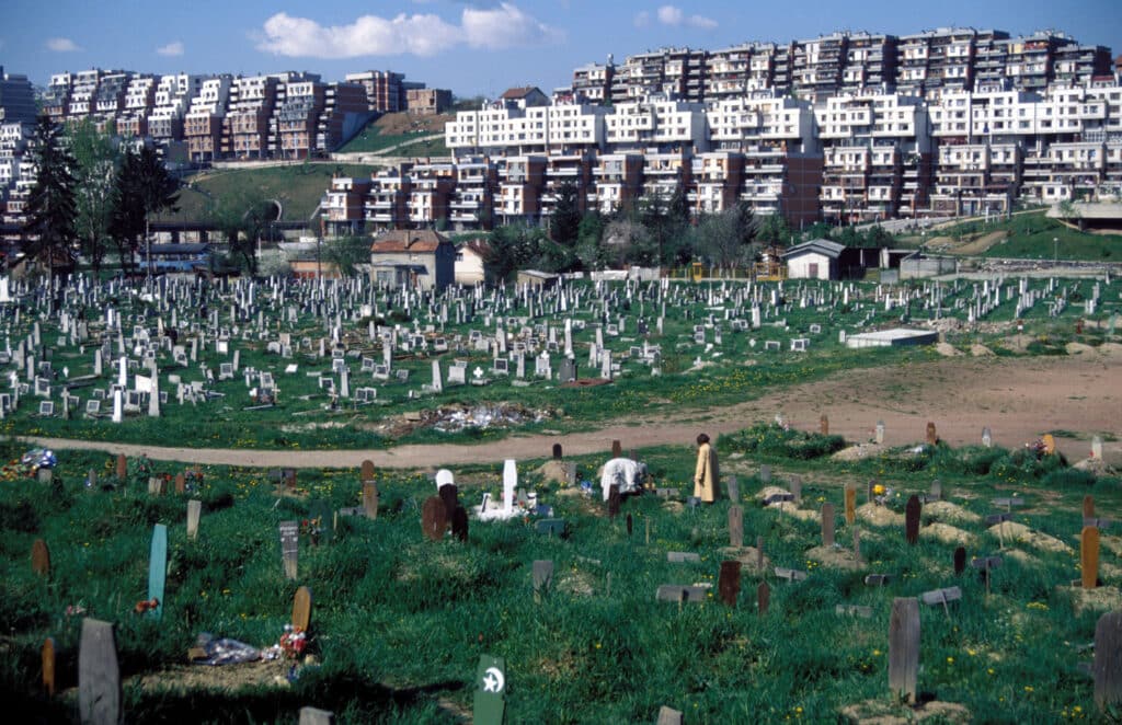 Groblje na mjestu nekadašnjeg sportskoga kompleksa u Sarajevu, snimljeno 1995.